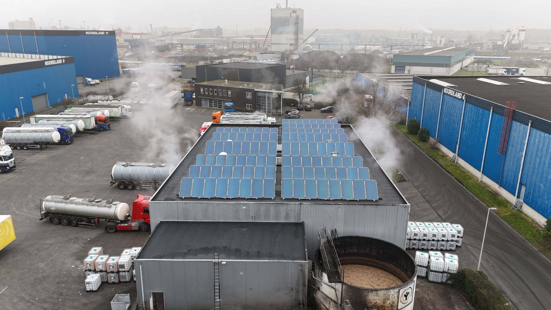PVT-panelen op een dak in een projectomgeving